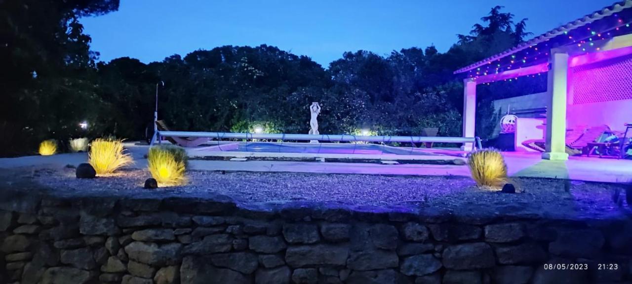 Offrez-Vous Un Sejour Dans Notre Gite A Entressen Une Grande Piscine Pour Se Rafraichir ,Un Espace De Jeux Pour Enfants Pour Des Heures De Divertissement Un Terrain De Petanque Pour Des Parties Endiablees Eksteriør bilde